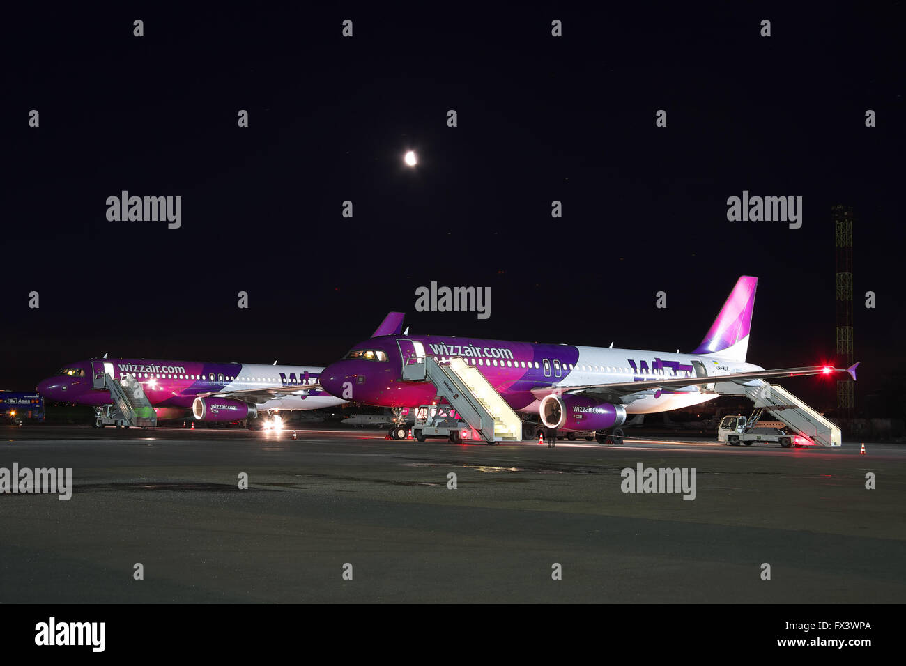 Kiev, Ucraina - 27 Marzo 2011: Wizz Air Airbus A320 di aerei per il trasporto passeggeri di essere serviti presso l'aeroporto Foto Stock