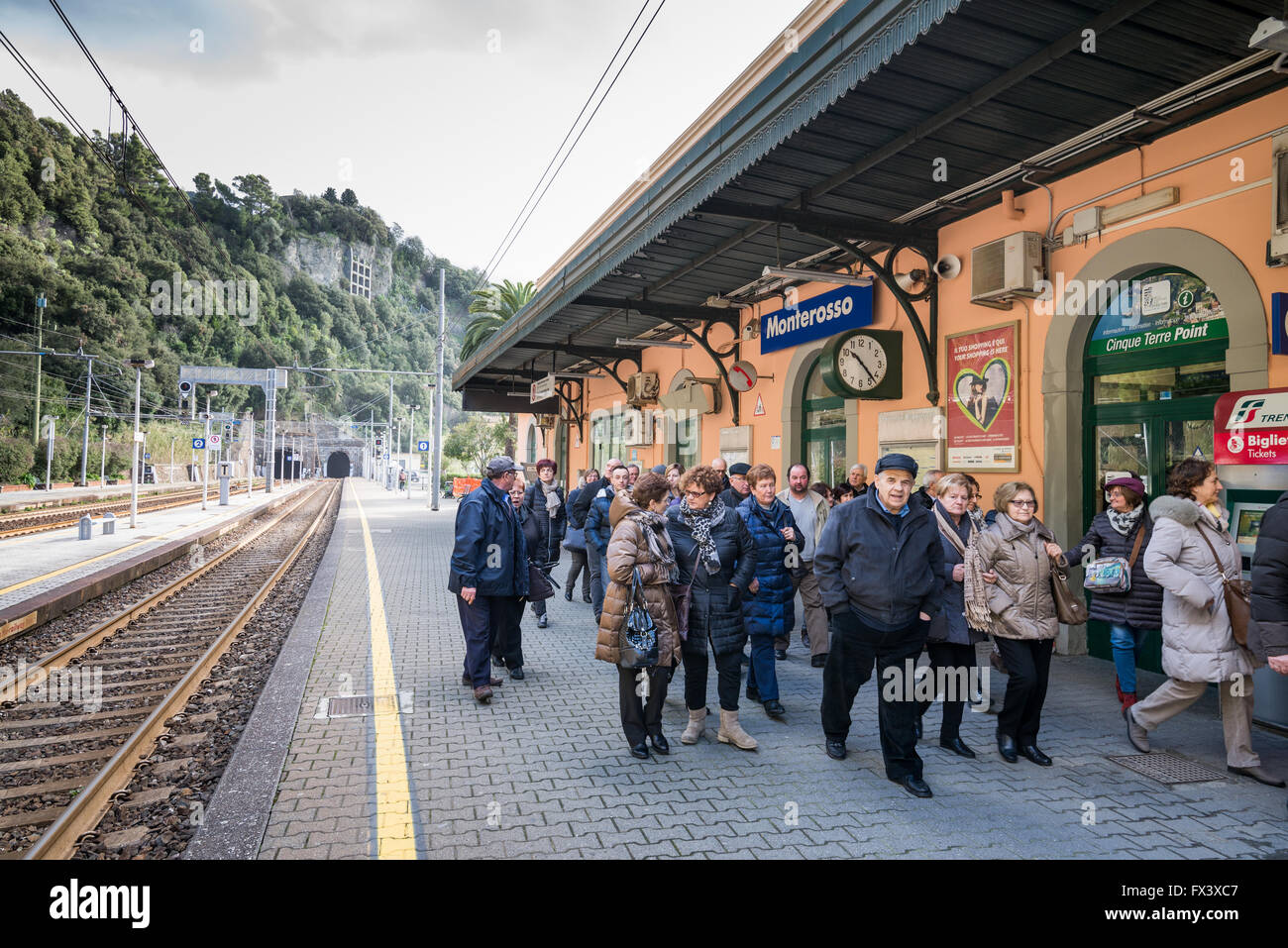 Stazione ferroviaria a Monterosso al Mare, Cinque Terre, Italia, Europa  Foto stock - Alamy