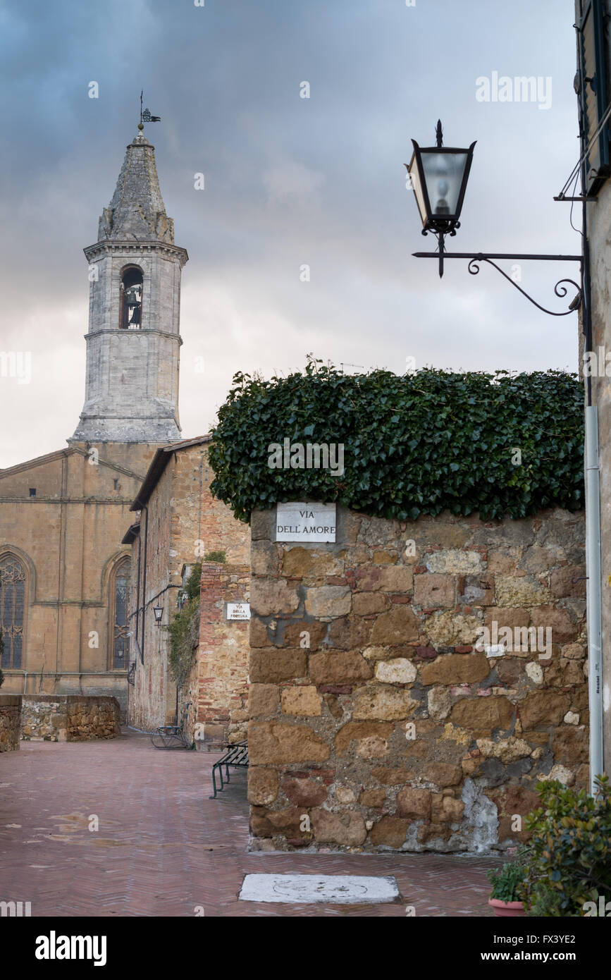 Le mura della città con la chiesa cattedrale Val d'Orcia Toscana Italia Europa UE Foto Stock