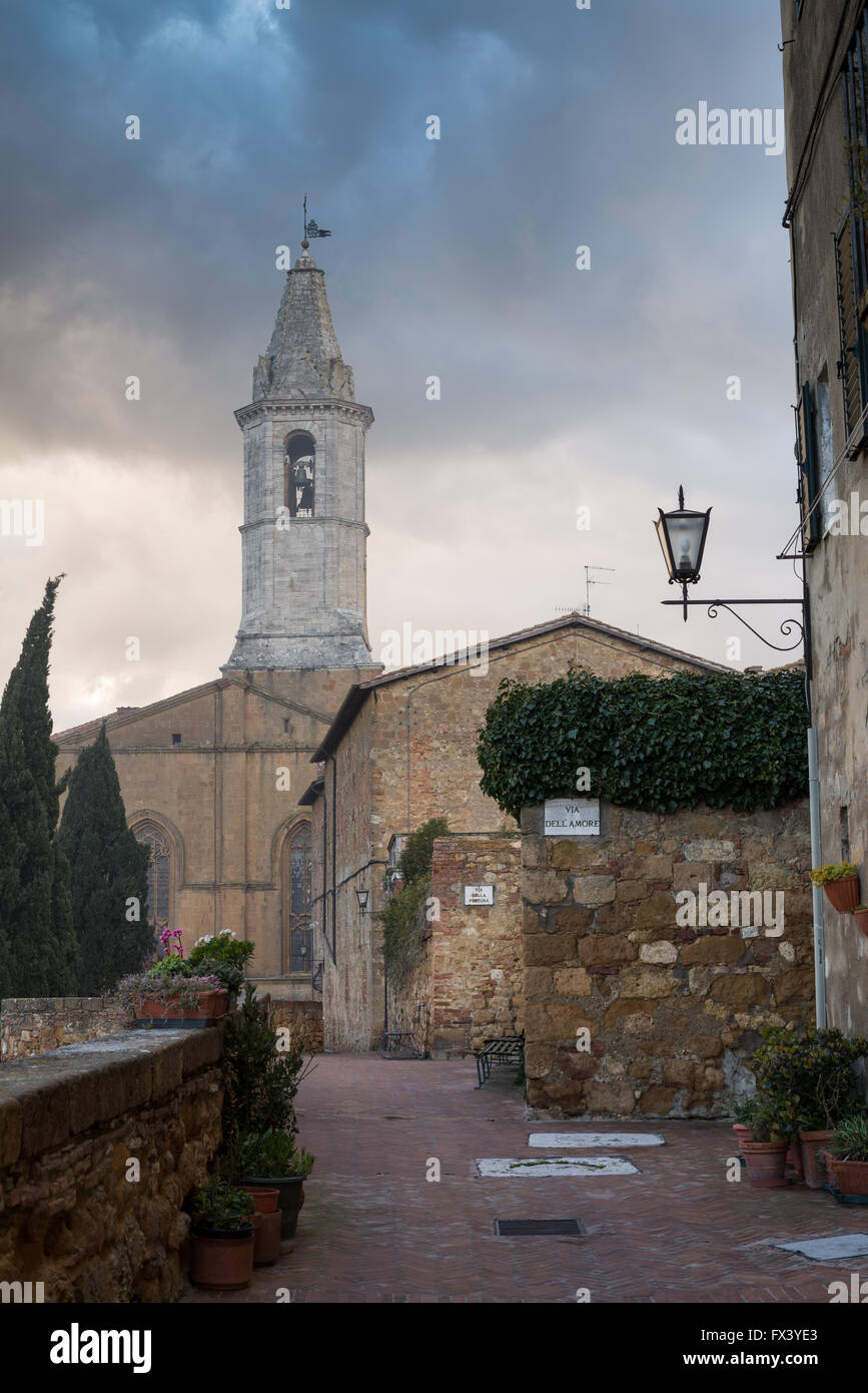 Le mura della città con la chiesa cattedrale Val d'Orcia Toscana Italia Europa UE Foto Stock