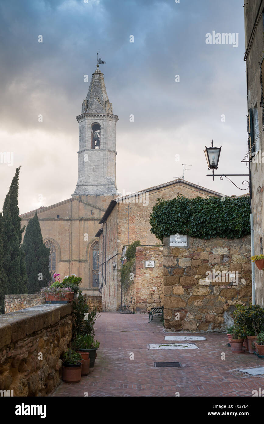 Le mura della città con la chiesa cattedrale Val d'Orcia Toscana Italia Europa UE Foto Stock