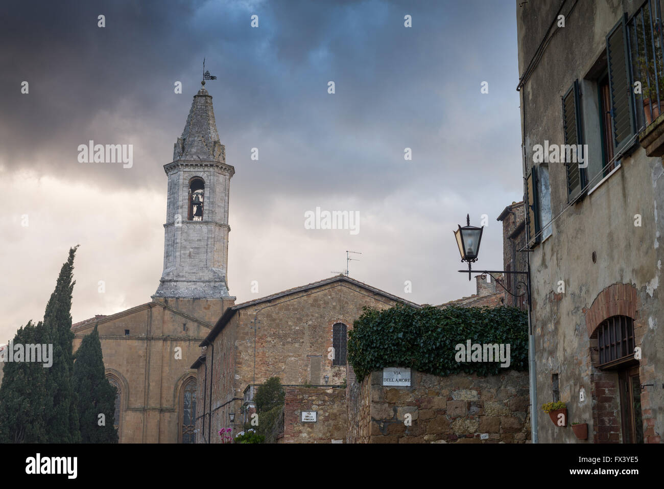 Le mura della città con la chiesa cattedrale Val d'Orcia Toscana Italia Europa UE Foto Stock