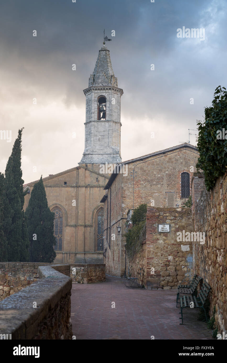 Le mura della città con la chiesa cattedrale Val d'Orcia Toscana Italia Europa UE Foto Stock