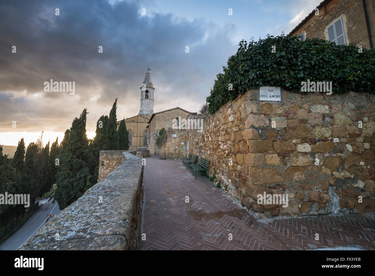 Le mura della città con la chiesa cattedrale Val d'Orcia Toscana Italia Europa UE Foto Stock