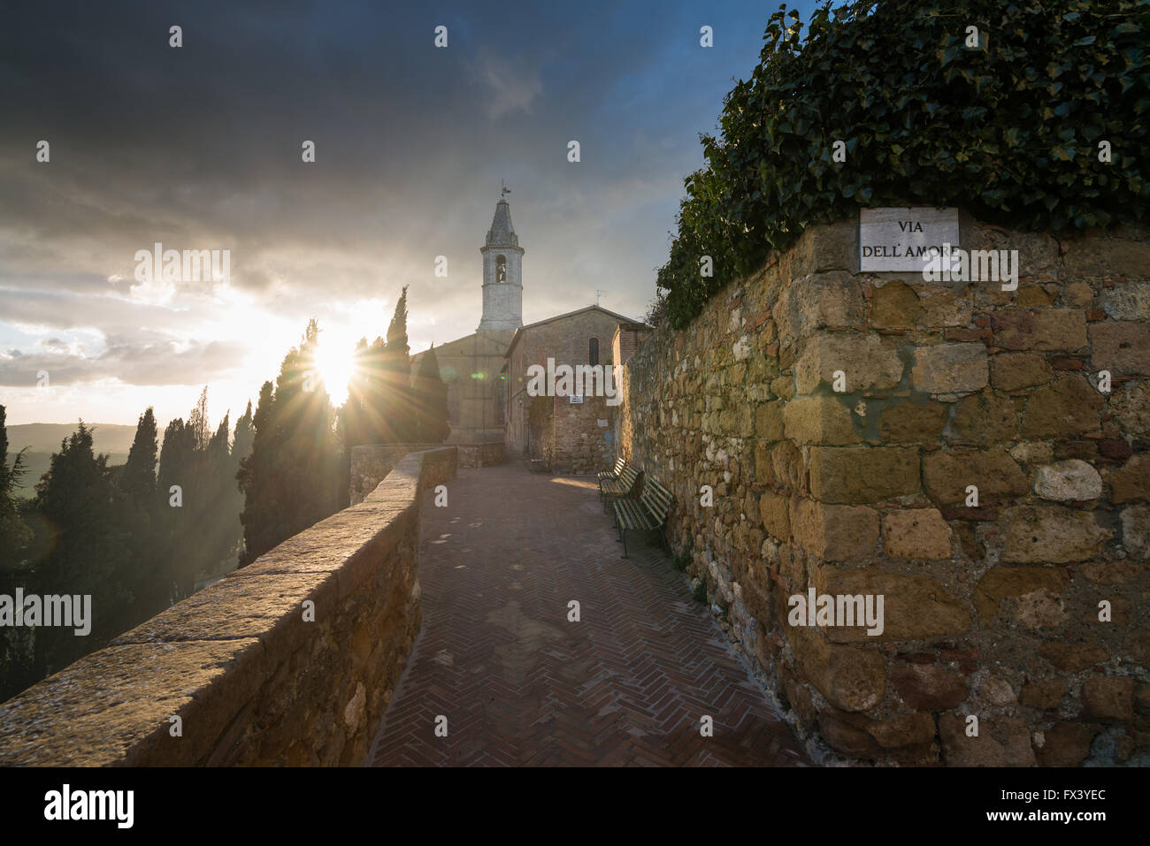 Le mura della città con la chiesa cattedrale Val d'Orcia Toscana Italia Europa UE Foto Stock