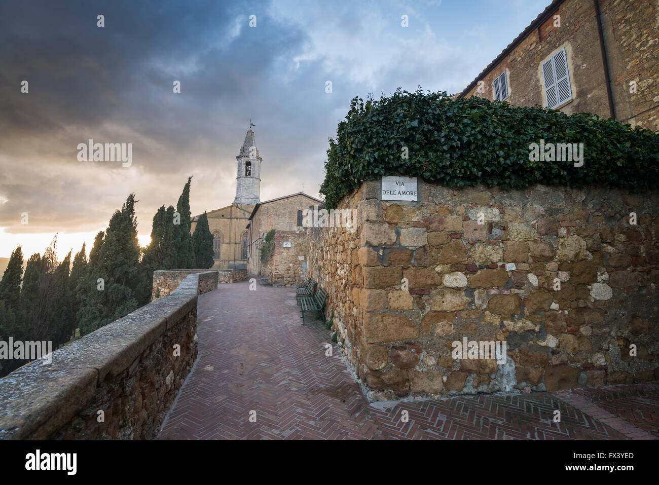 Le mura della città con la chiesa cattedrale Val d'Orcia Toscana Italia Europa UE Foto Stock