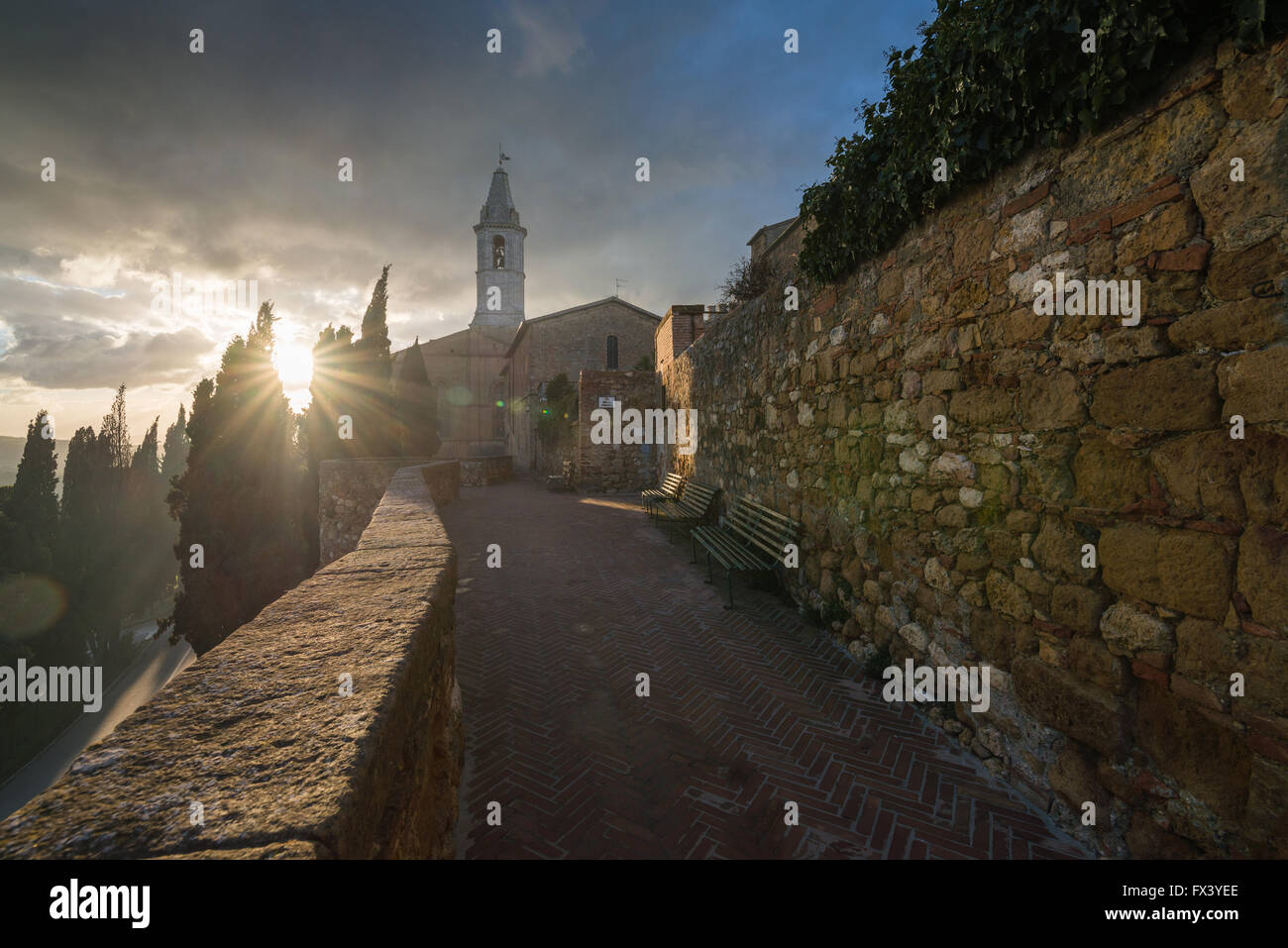 Le mura della città con la chiesa cattedrale Val d'Orcia Toscana Italia Europa UE Foto Stock