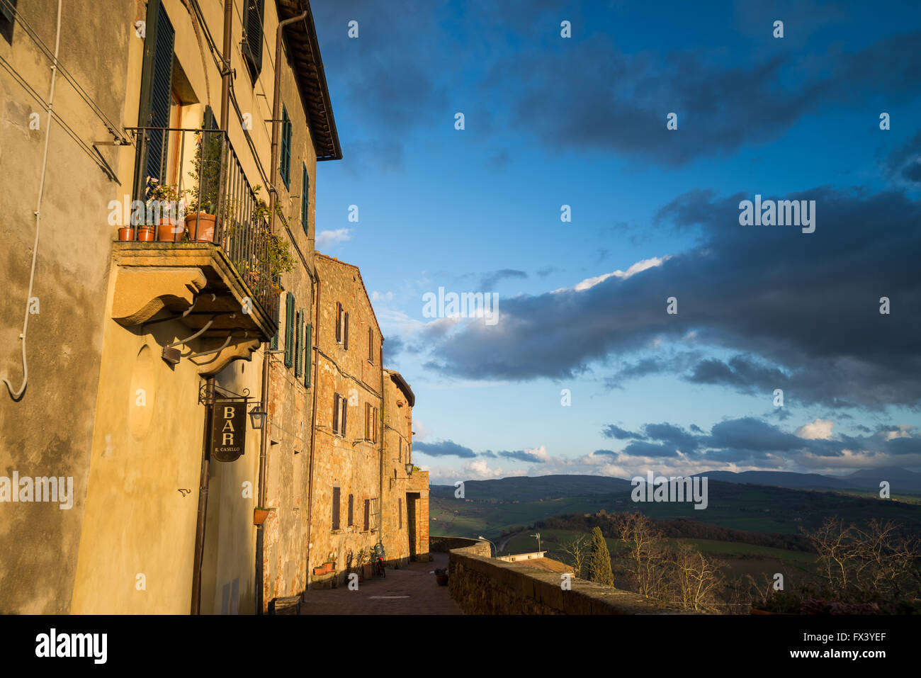 Le mura della città con la chiesa cattedrale Val d'Orcia Toscana Italia Europa UE Foto Stock