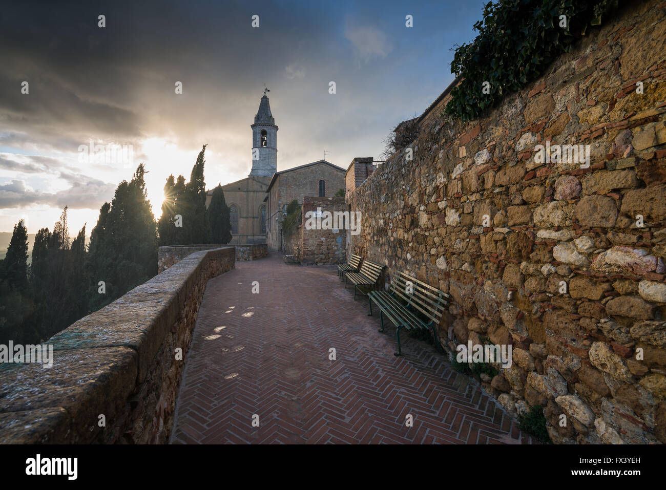 Le mura della città con la chiesa cattedrale Val d'Orcia Toscana Italia Europa UE Foto Stock