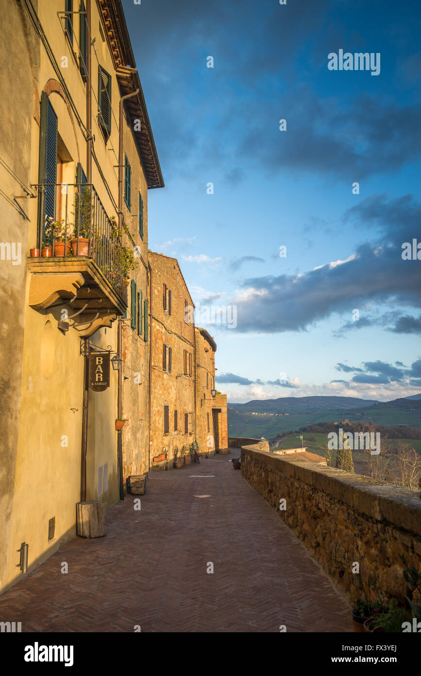 Le mura della città con la chiesa cattedrale Val d'Orcia Toscana Italia Europa UE Foto Stock