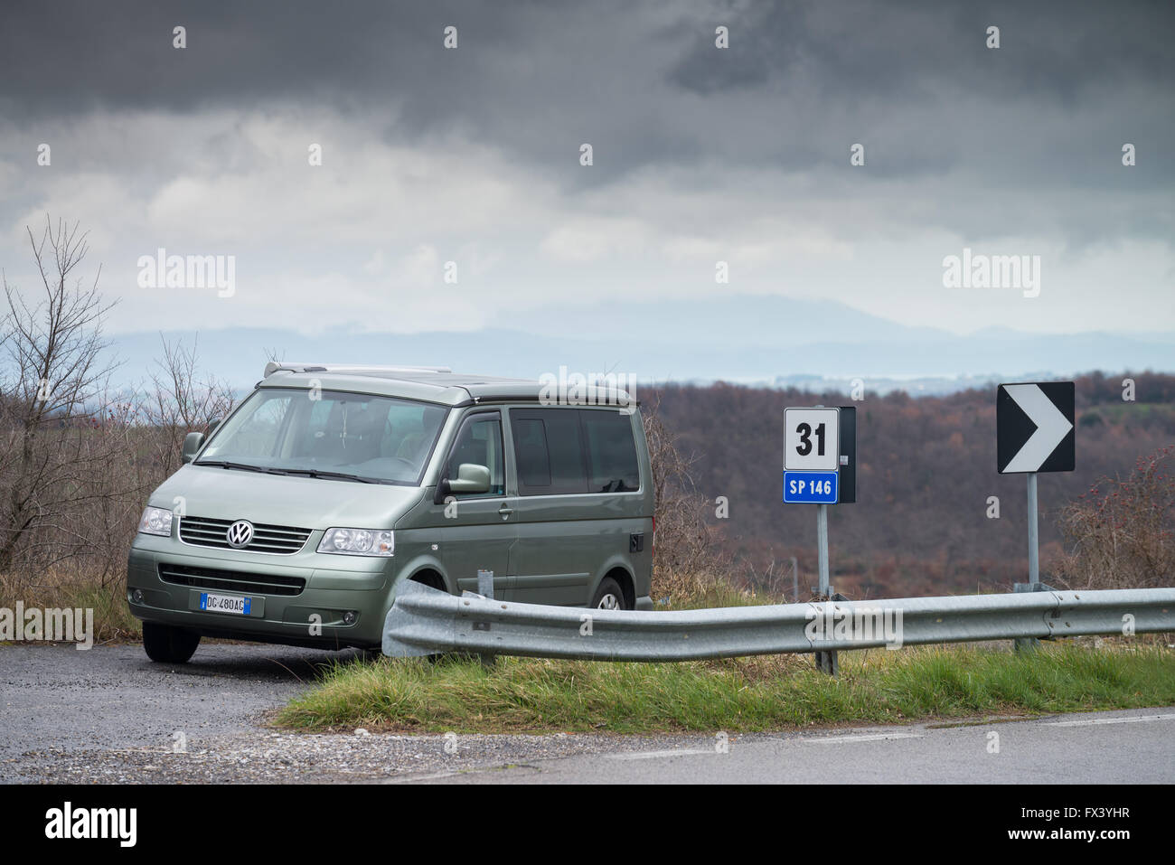 Il trasportatore di Volkswagen sulla strada italiana, Toscana Foto Stock