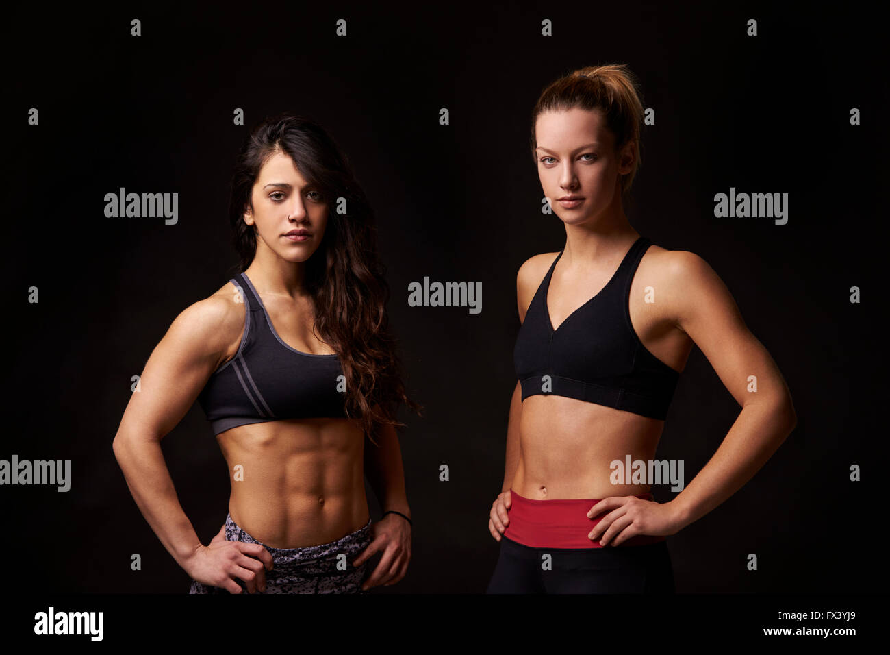 Ritratto di atletica di due giovani donne in abbigliamento sportivo Foto Stock