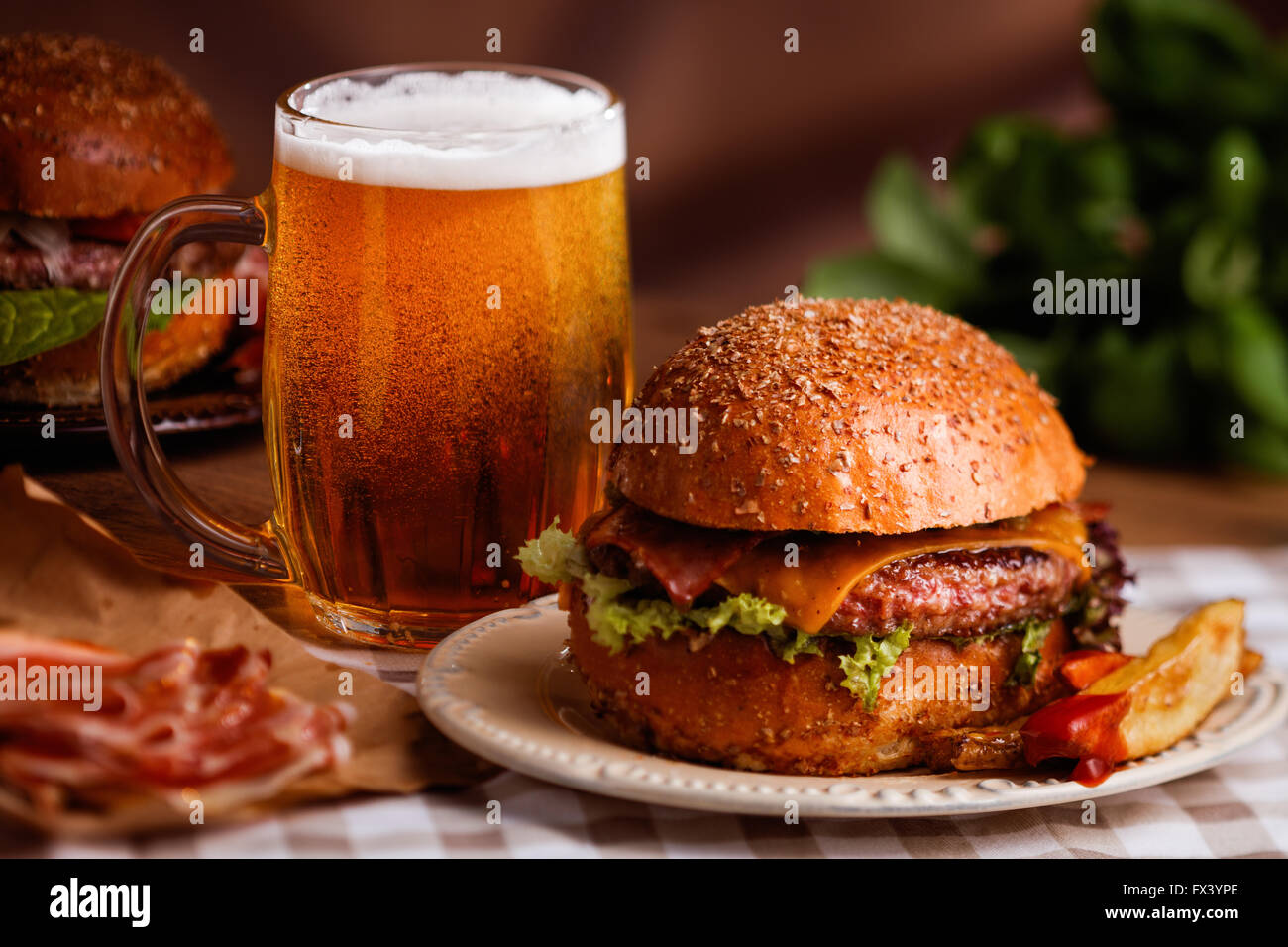 Cena con hamburger e birra Foto Stock