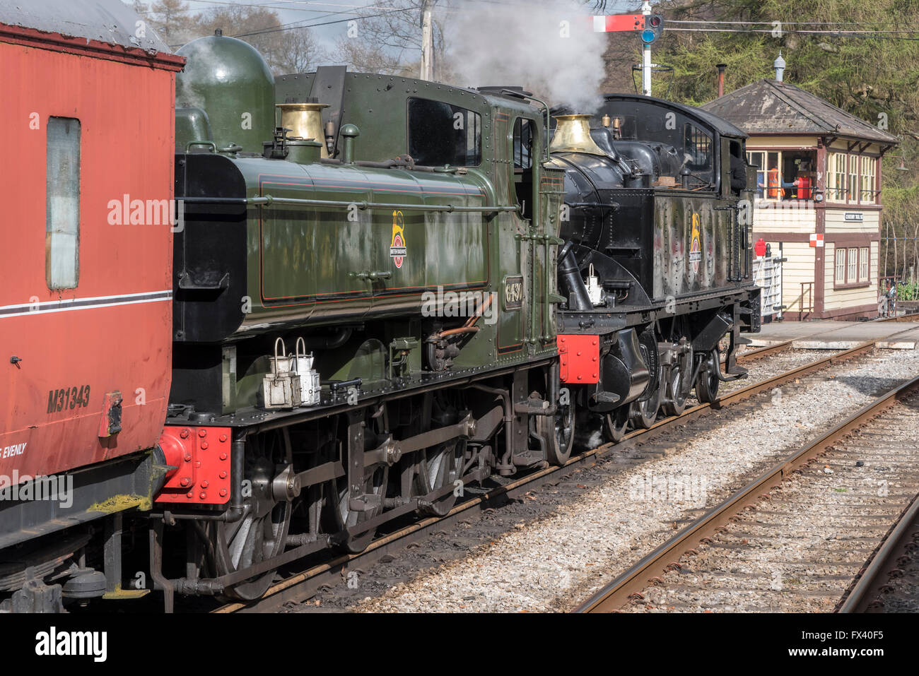 Llangollen Railway molla Gala vapore Apr 2016. GWR 4500 classe 2-6-2T No.4566 infront di GWR 0-6-0P alla stazione Glyndyfrdwy Foto Stock