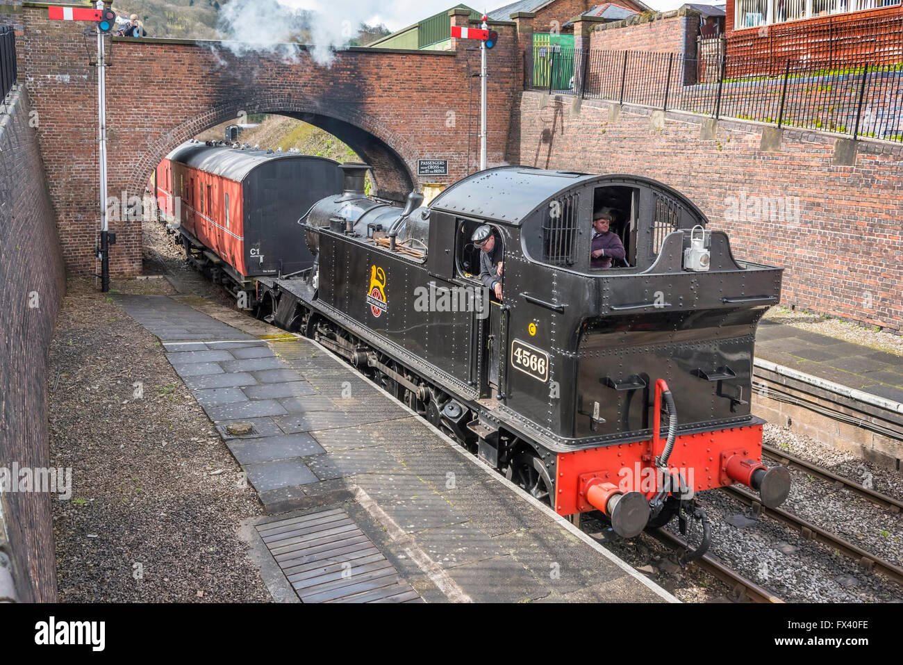 Llangollen Railway molla Gala vapore Apr 2016. GWR 4500 classe 2-6-2T No.4566 Llangollen stazione. Foto Stock