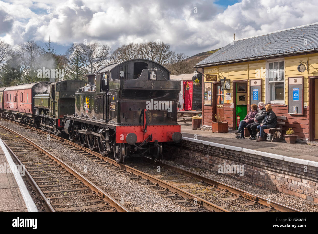 Llangollen Railway molla Gala vapore Apr 2016. GWR 4500 classe 2-6-2T No.4566 infront di GWR 0-6-0P alla stazione Glyndyfrdwy Foto Stock