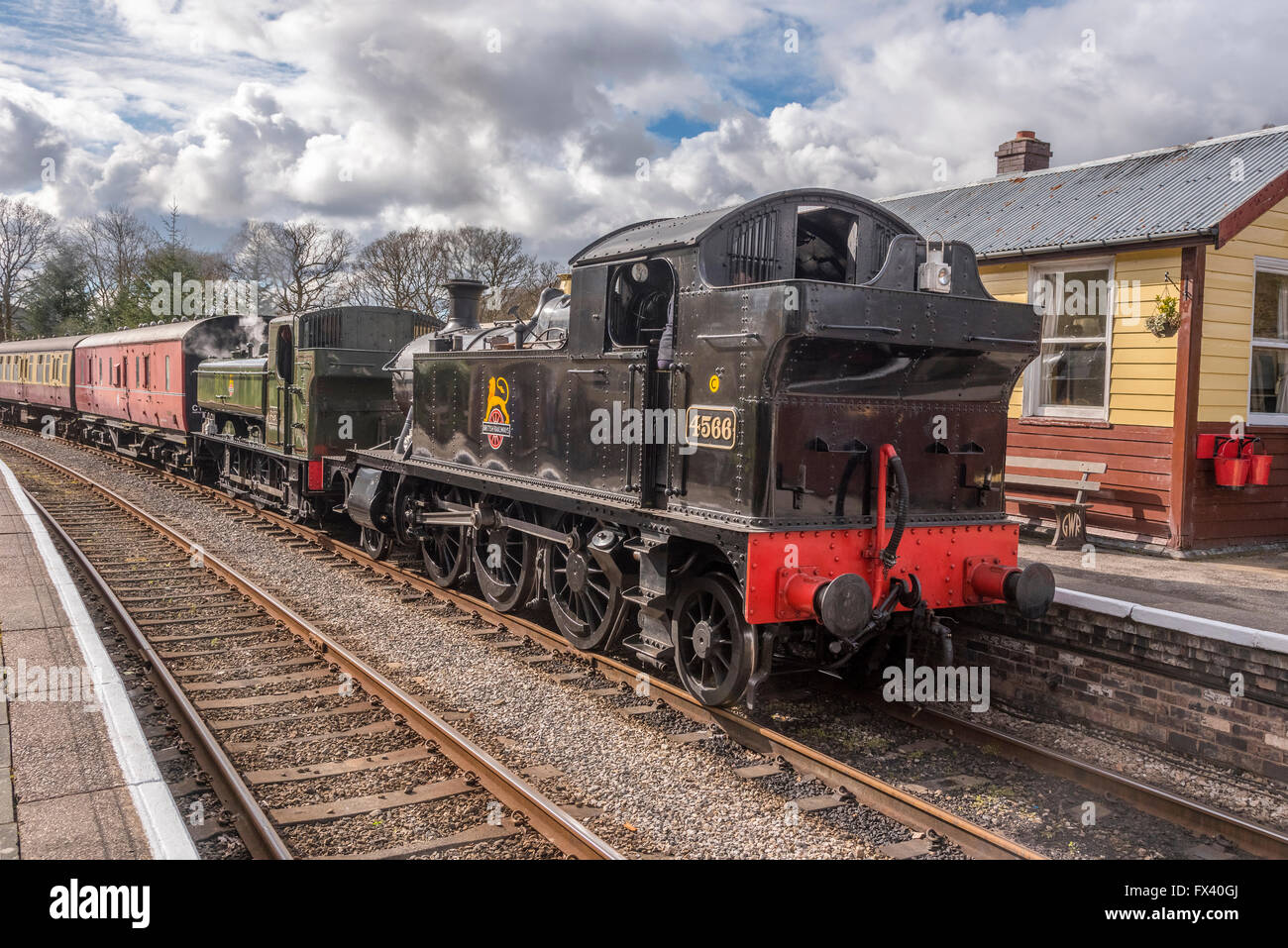 Llangollen Railway molla Gala vapore Apr 2016. GWR 4500 classe 2-6-2T No.4566 infront di GWR 0-6-0P alla stazione Glyndyfrdwy Foto Stock