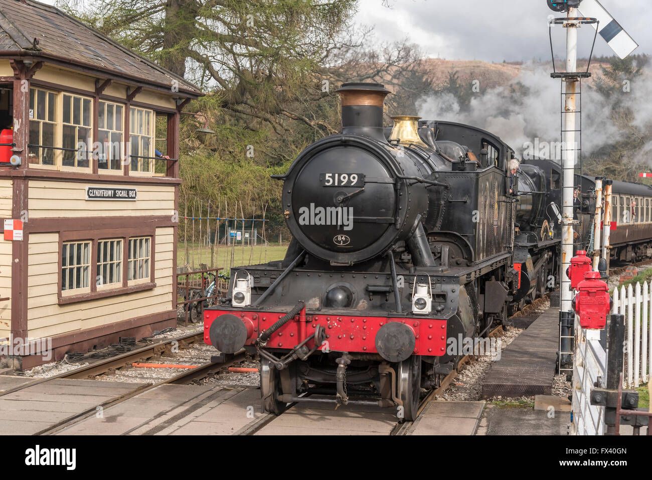 Llangollen Railway molla Gala vapore Apr 2016. BR 4-6-0 No.7820 Dinmore Manor dietro il serbatoio del motore GWR 5101 classe 2-6-2T No.5199 Foto Stock