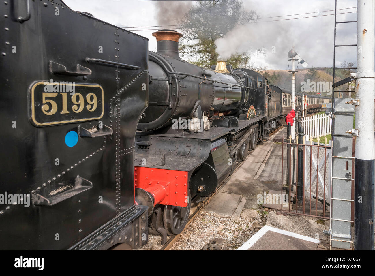 Llangollen Railway molla Gala vapore Apr 2016. BR 4-6-0 No.7820 Dinmore Manor dietro il serbatoio del motore GWR 5101 classe 2-6-2T No.5199 Foto Stock