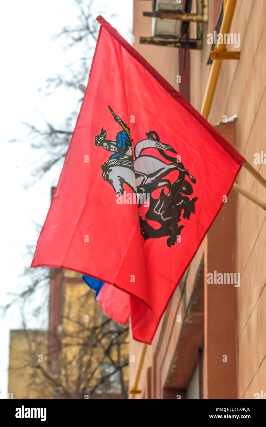 Red Flag di Nizza di San Giorgio, simbolo di Mosca, capitale della Russia Foto Stock