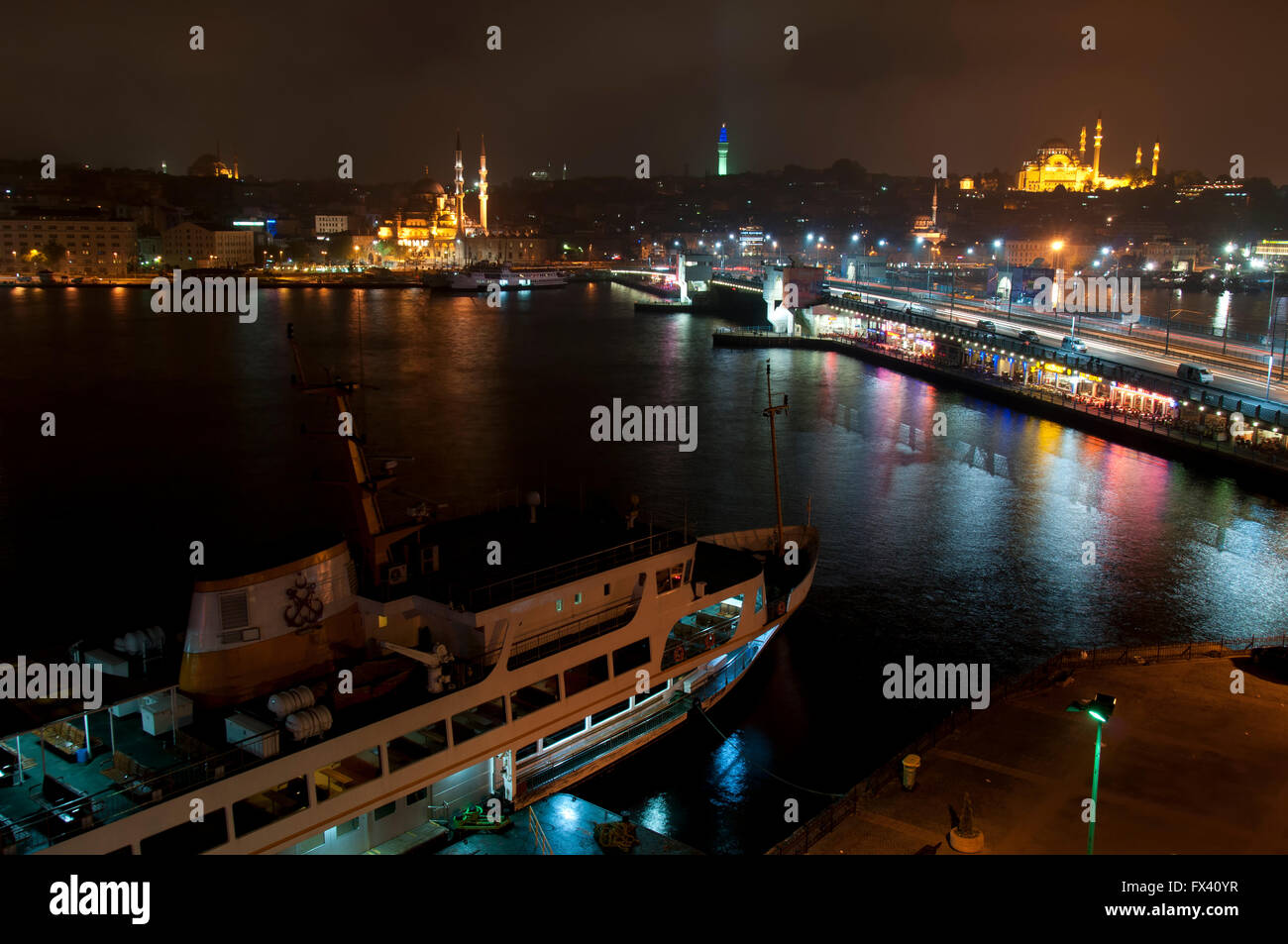 La nuova moschea e il Ponte Galata , Istanbul, Turchia Foto Stock