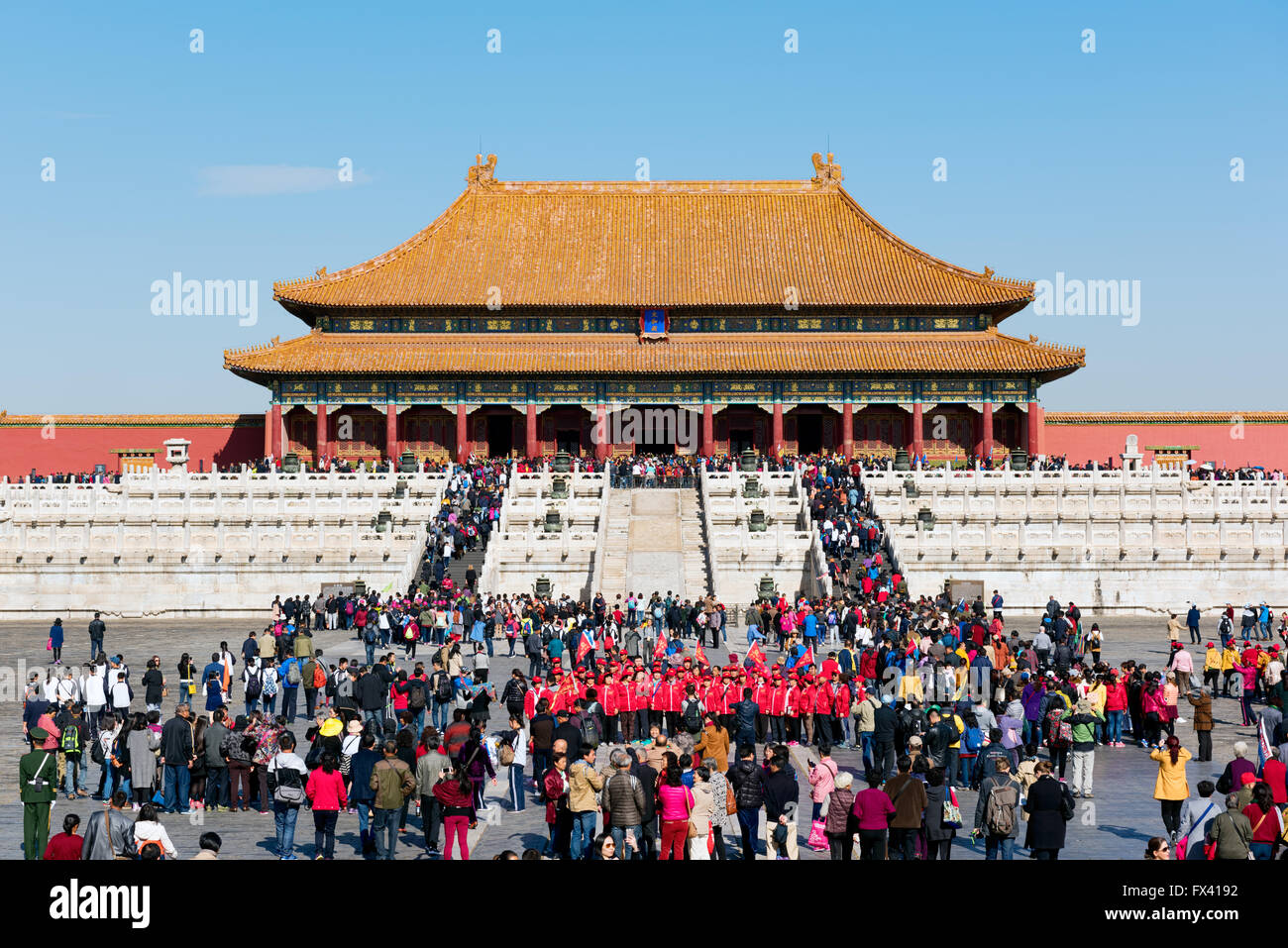 Pechino, Cina - 27 Ottobre 2015: grande folla di turisti vicino alla sala della suprema armonia nella Città Proibita di Pechino . Foto Stock