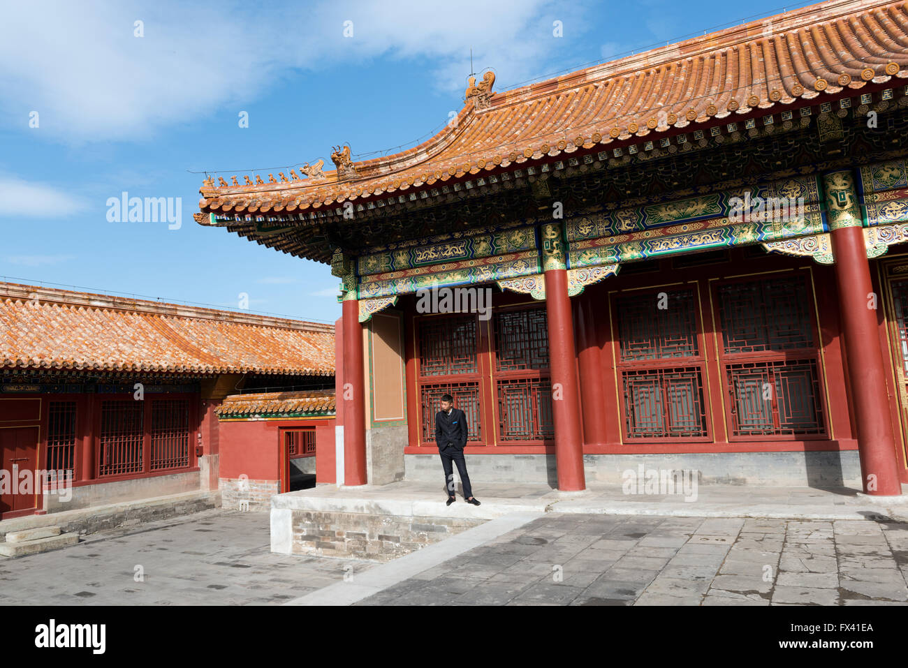 Pechino, Cina - 27 Ottobre 2015: un visitatore solitario vicino alla sala della suprema armonia nella Città Proibita di Pechino in Cina. Foto Stock