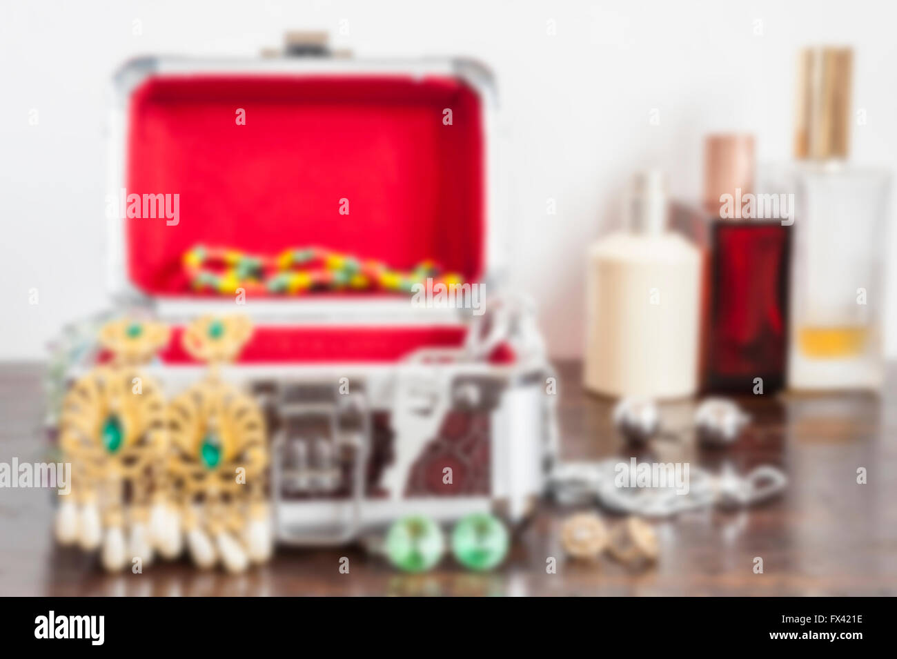 Sfocato bigiotteria. Orecchini, collane, braccialetti. Accessori per le donne. Gli sfondi di sfocatura concetto. Foto Stock