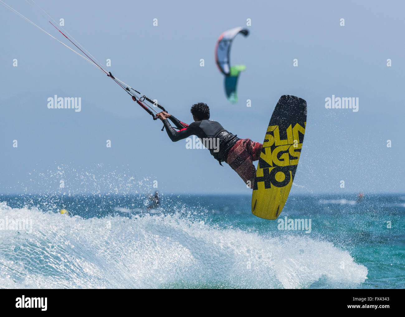 Azione di kitesurf. Tarifa, Costa de la Luz, Cadice, Andalusia, Spagna meridionale. Foto Stock