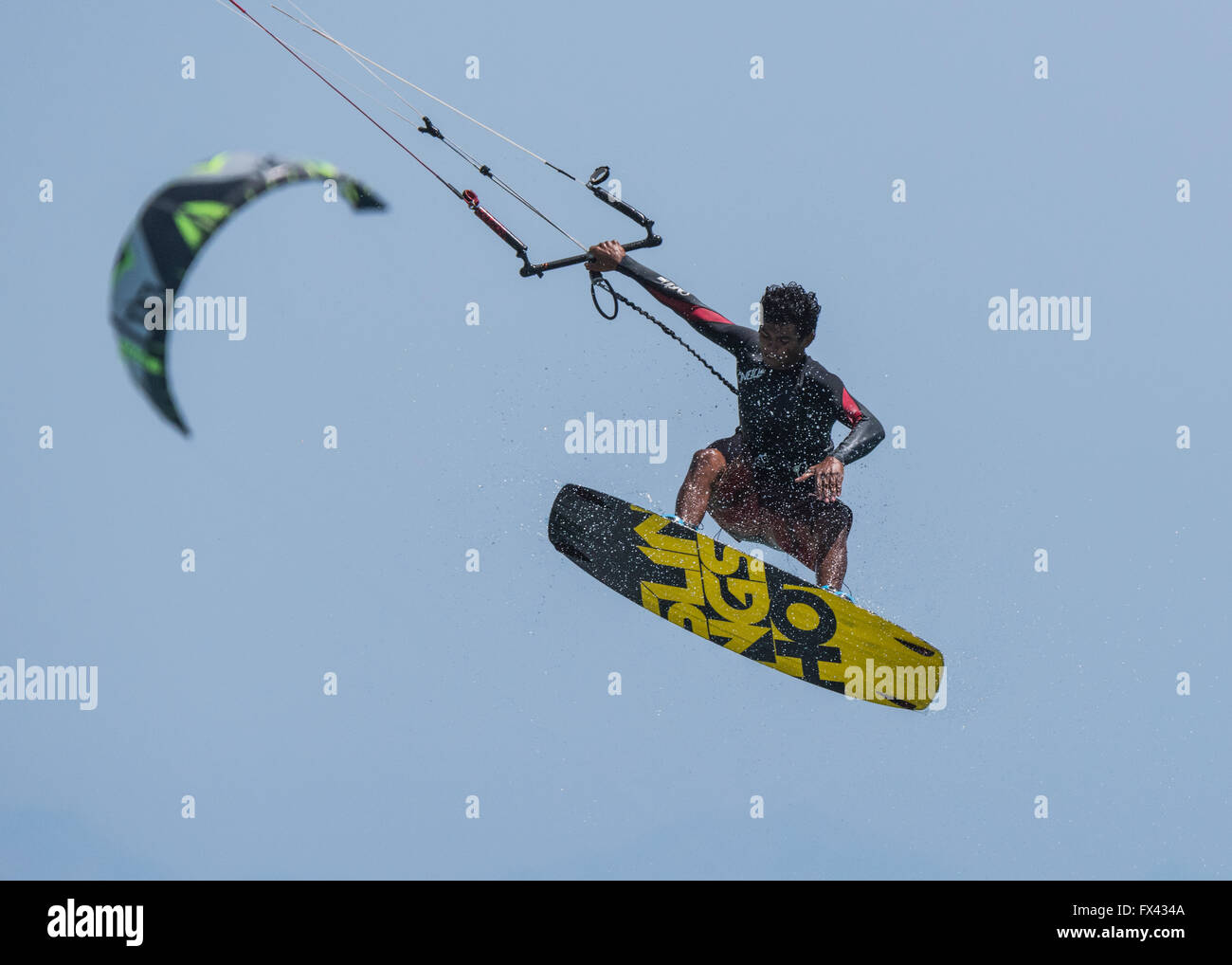 Azione di kitesurf. Tarifa, Costa de la Luz, Cadice, Andalusia, Spagna meridionale. Foto Stock