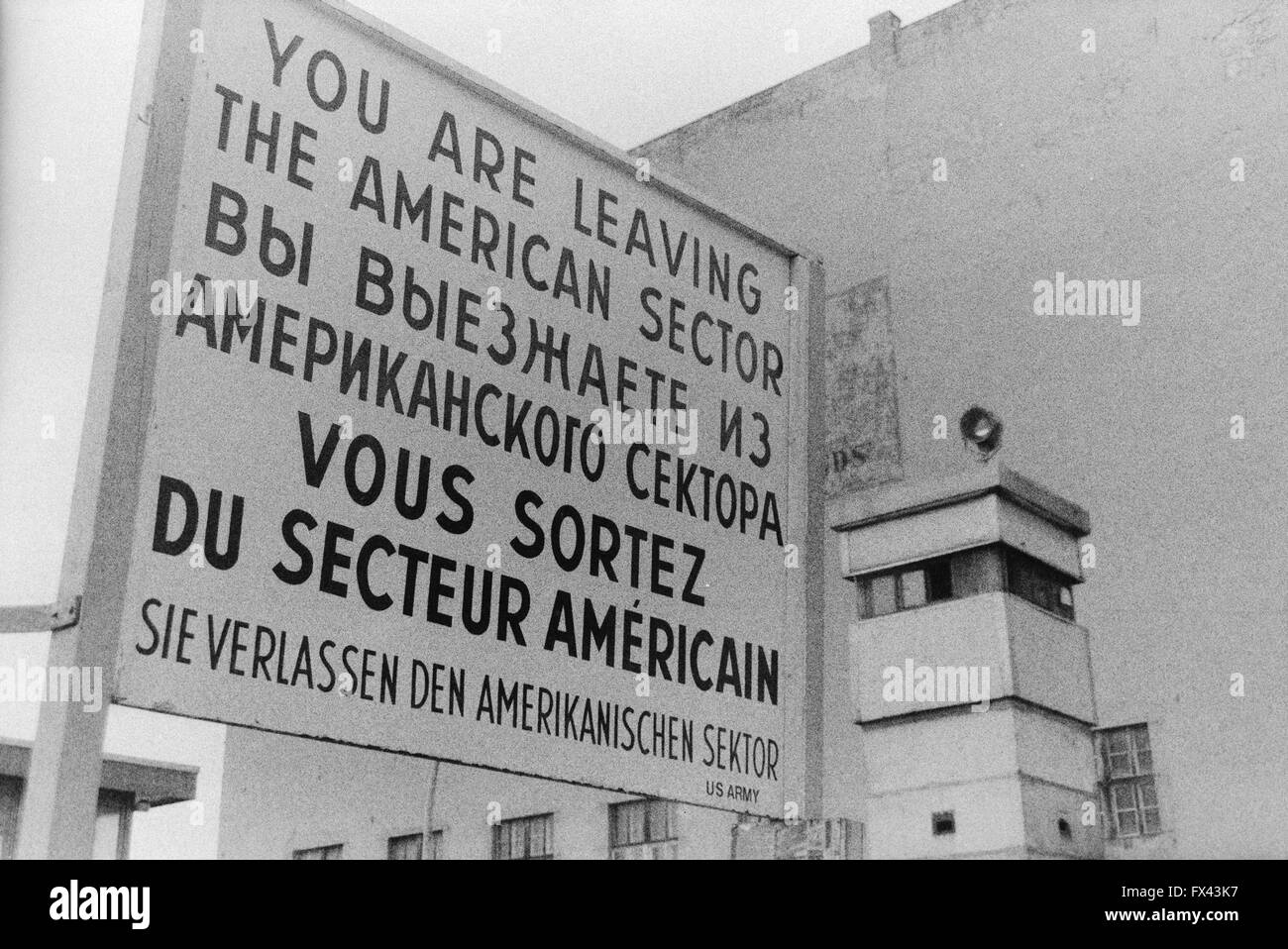 Immagine di archivio del Checkpoint Charlie segno vicino a Potsdamer Platz di Berlino, Germania, Marzo 1994 "Si sta lasciando il settore americano" "Vous sortez du Secteur Americain' 'Sie verlassen den Amerikanischen sektor', con la torre di avvistamento Foto Stock