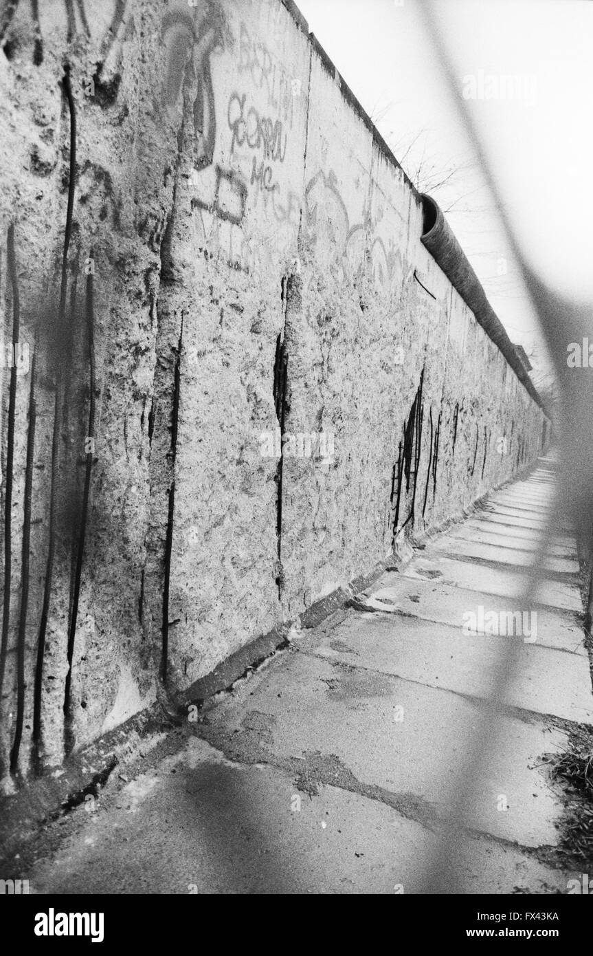 Immagine di archivio di graffiti sui resti del muro di Berlino e Potsdamer Platz di Berlino, Germania, Marzo 1994 Foto Stock