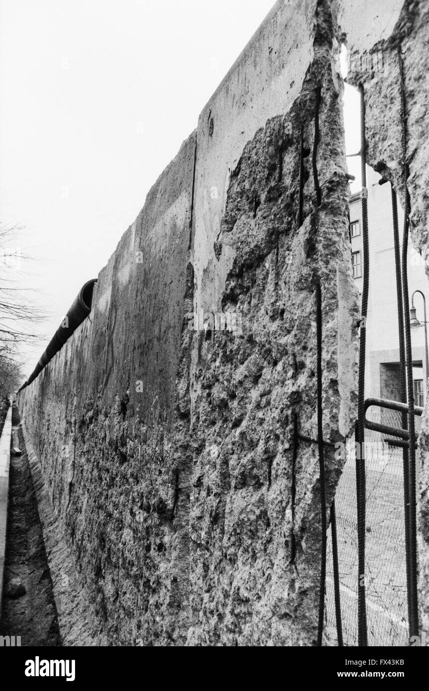 Immagine di archivio di graffiti sui resti del muro di Berlino e Potsdamer Platz di Berlino, Germania, Marzo 1994 Foto Stock