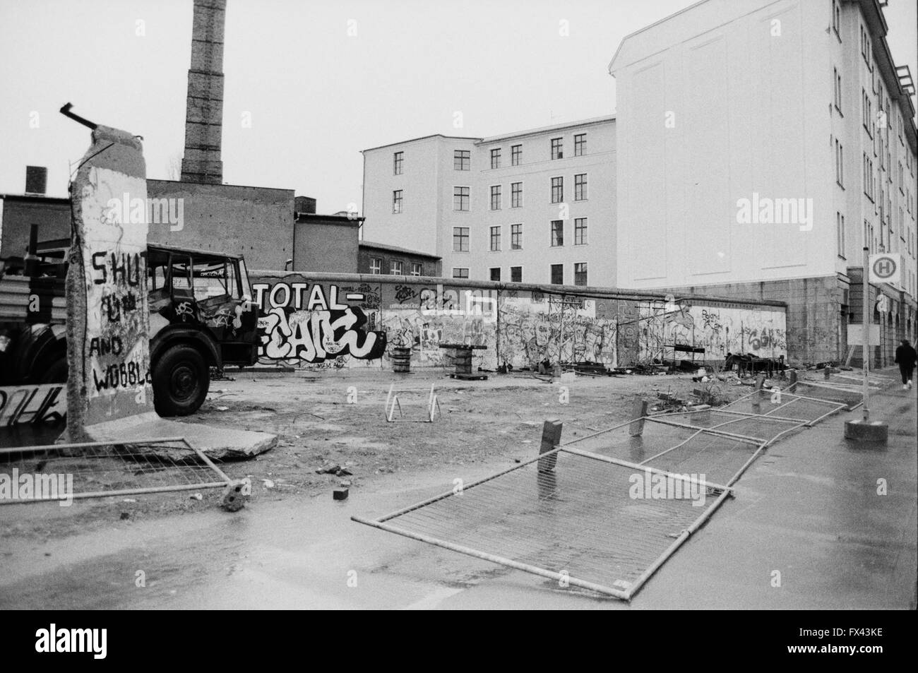 Immagine di archivio di graffiti sui resti del muro di Berlino e Potsdamer Platz di Berlino, Germania, Marzo 1994 Foto Stock