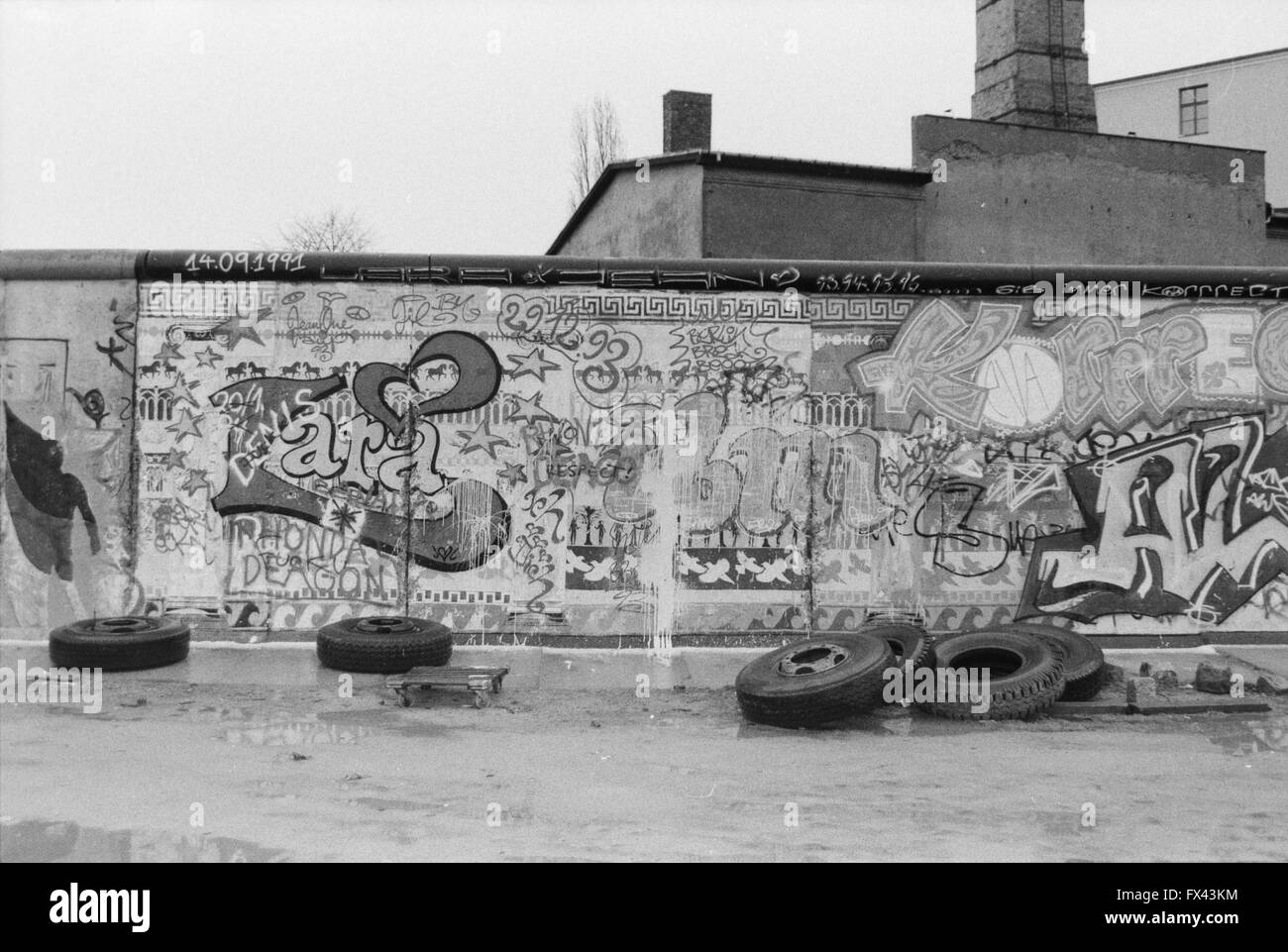 Immagine di archivio di graffiti sui resti del muro di Berlino e Potsdamer Platz di Berlino, Germania, Marzo 1994 Foto Stock