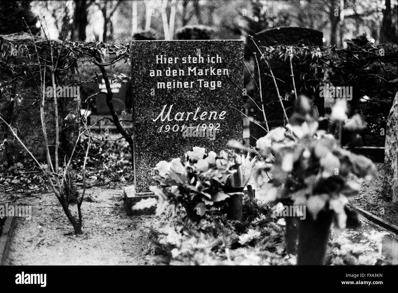 Immagine d'archivio della tomba di Marlene Dietrich, 1901-1992, cimitero di Friedenau, Stubenrauchstrasse, Berlino, Marzo 1994. Citazione 'Hier steh ich an den Marken meiner Tage' di 'Abschied vom Leben' di Theodor Körner (1791-1813) Foto Stock