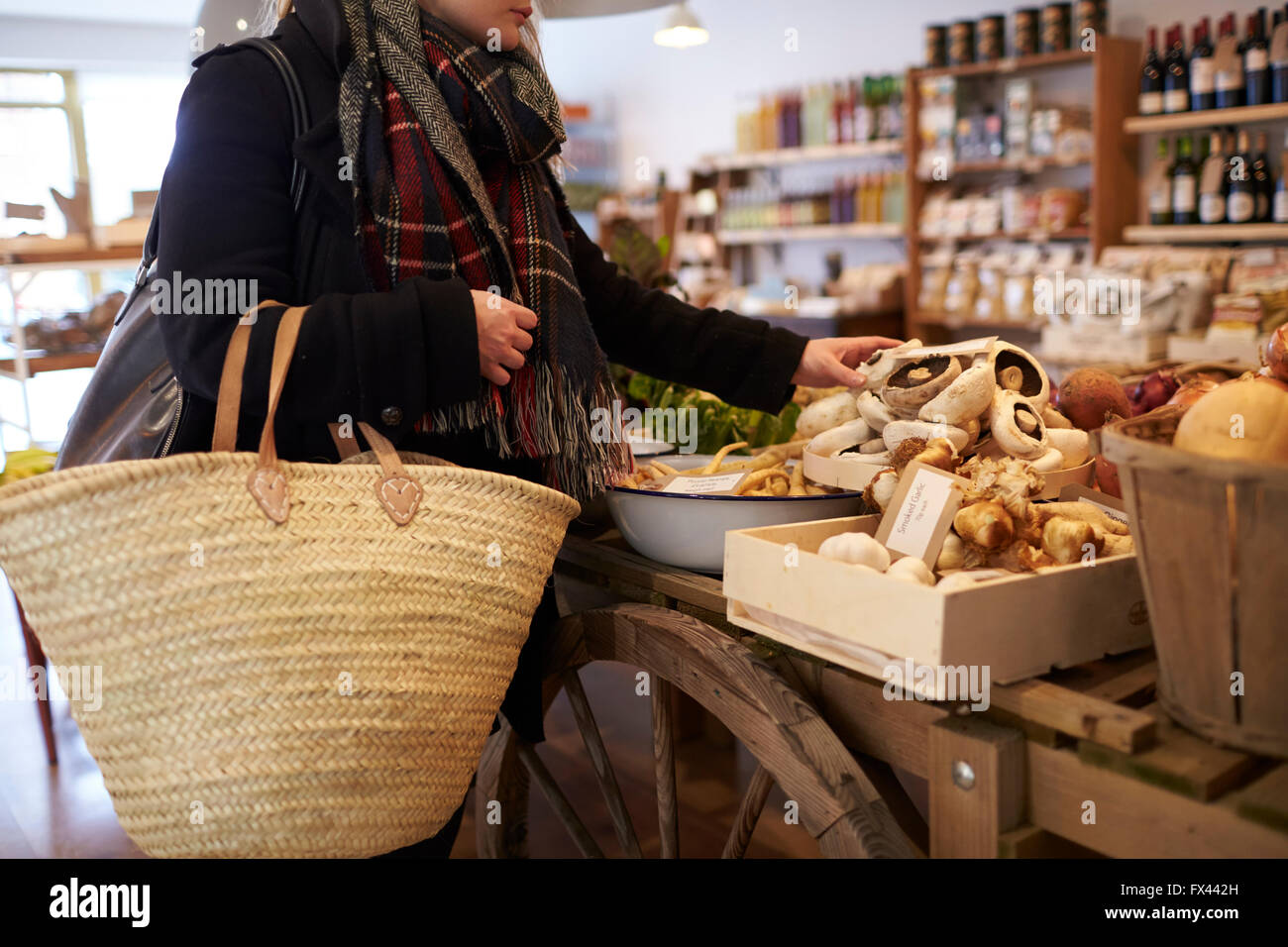 Close up della Donna Shopping per produrre nel negozio di specialità gastronomiche Foto Stock