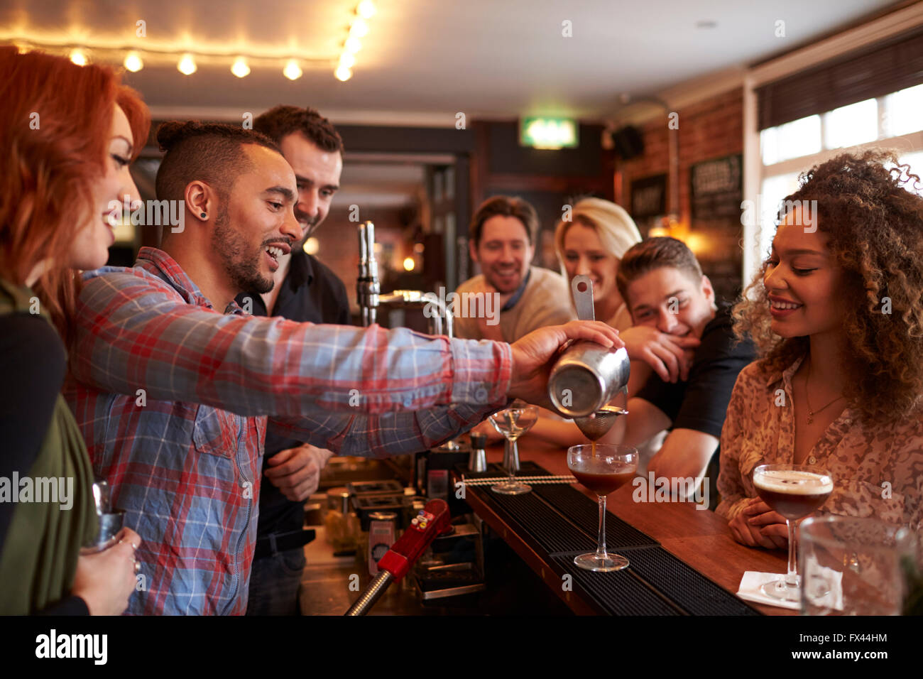 L'uomo imparando a mescolare Cocktail alla lezione in bar Foto Stock