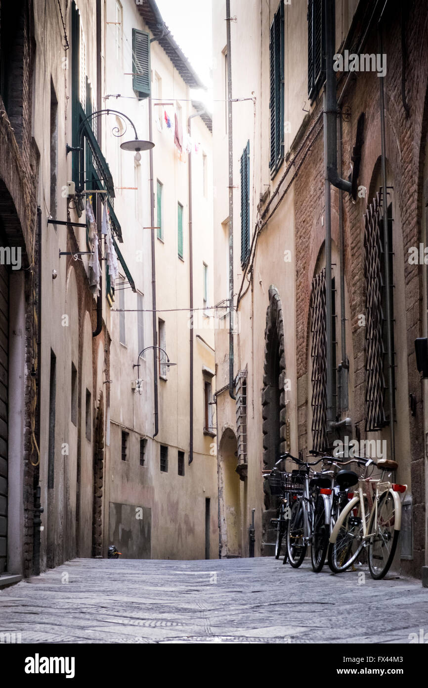 Biciclette in un vicoletto con edificio alto su entrambi i lati Foto Stock