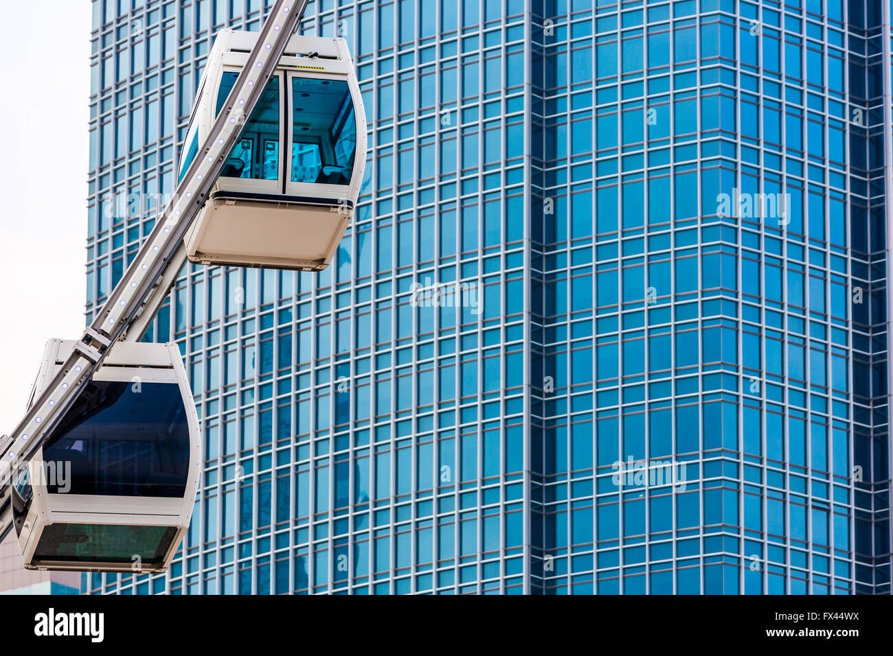 Ruota di traghetti e moderno edificio commerciale a Hong Kong Foto Stock