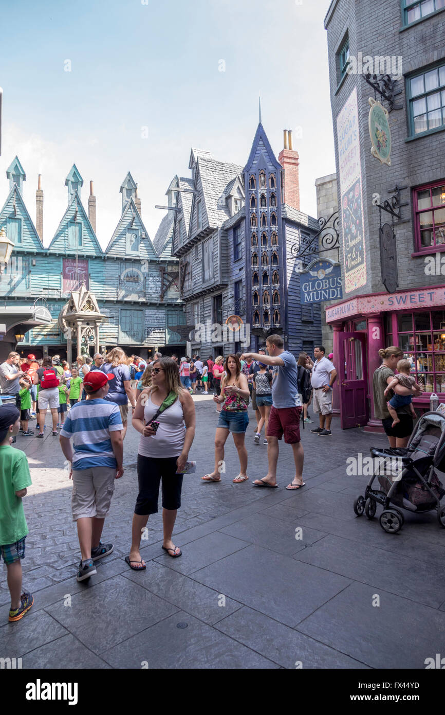 I turisti in Diagon Alley Area del mondo di Wizarding di Harry Potter attrazione per gli Universal Studios Orlando in Florida Foto Stock