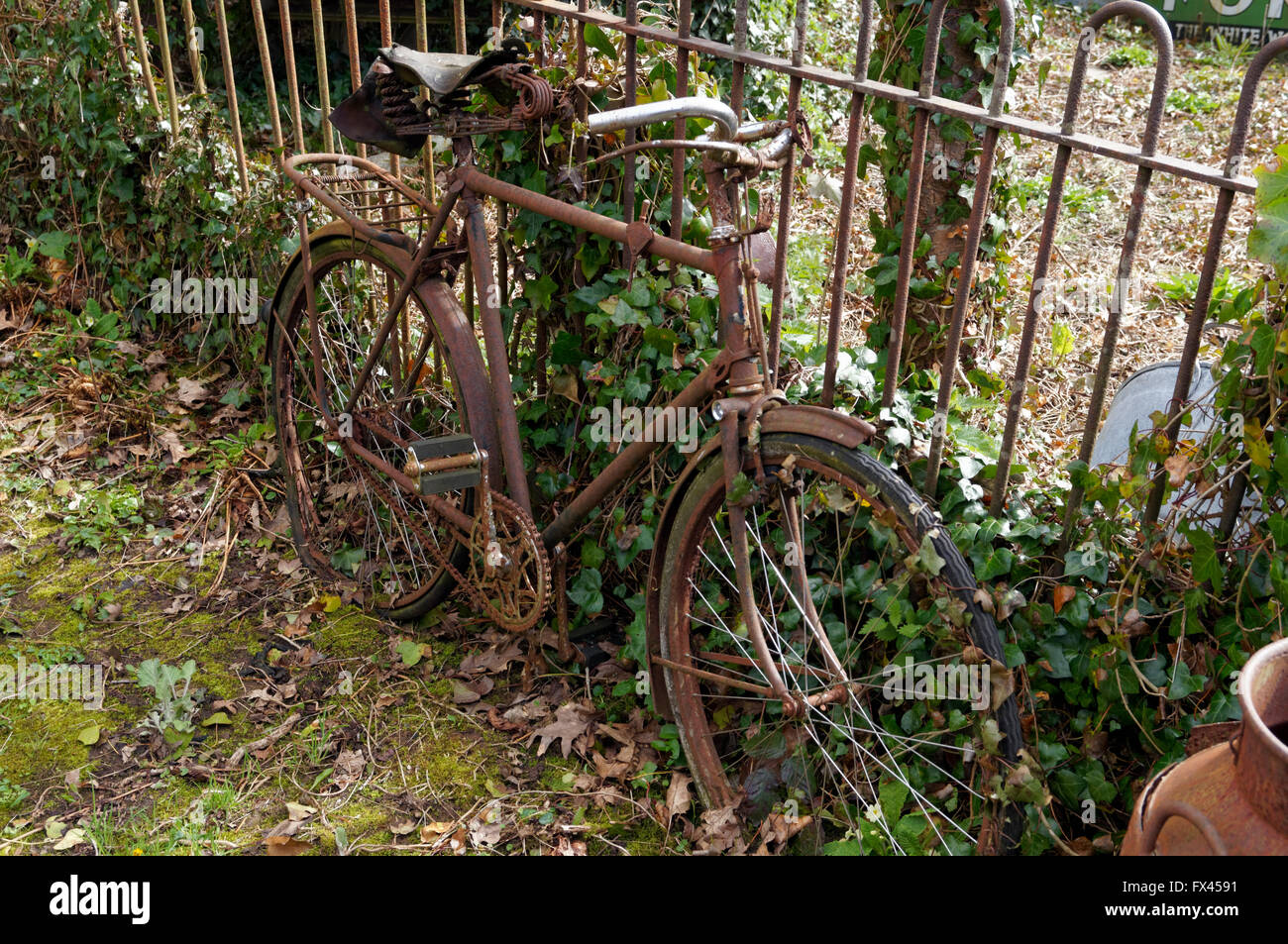 Vecchio arrugginito Raleigh bike, Museo di Storia Nazionale, St Fagans, Cardiff, Galles, Regno Unito. Foto Stock