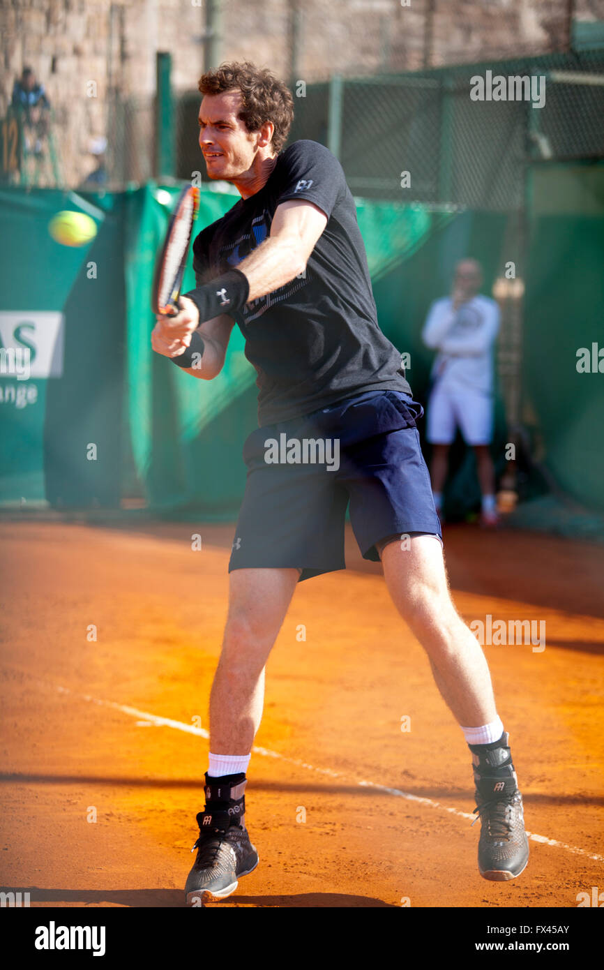 Montecarlo Rolex Masters ATP, Monaco. Andy Murray di colpire la palla con scritto Foto Stock