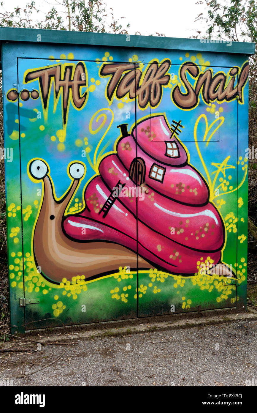 Graffiti di 'La Lumaca taff' oltre il Taff Trail, Whitchurch, Cardiff, Galles, UK. Foto Stock