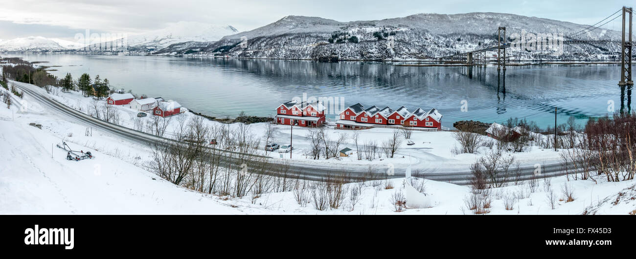 Rorbu Fisherman's cabine e Tjeldsund stretto con il ponte tra il continente e isola di Hinnoya nel Troms, Norvegia Foto Stock