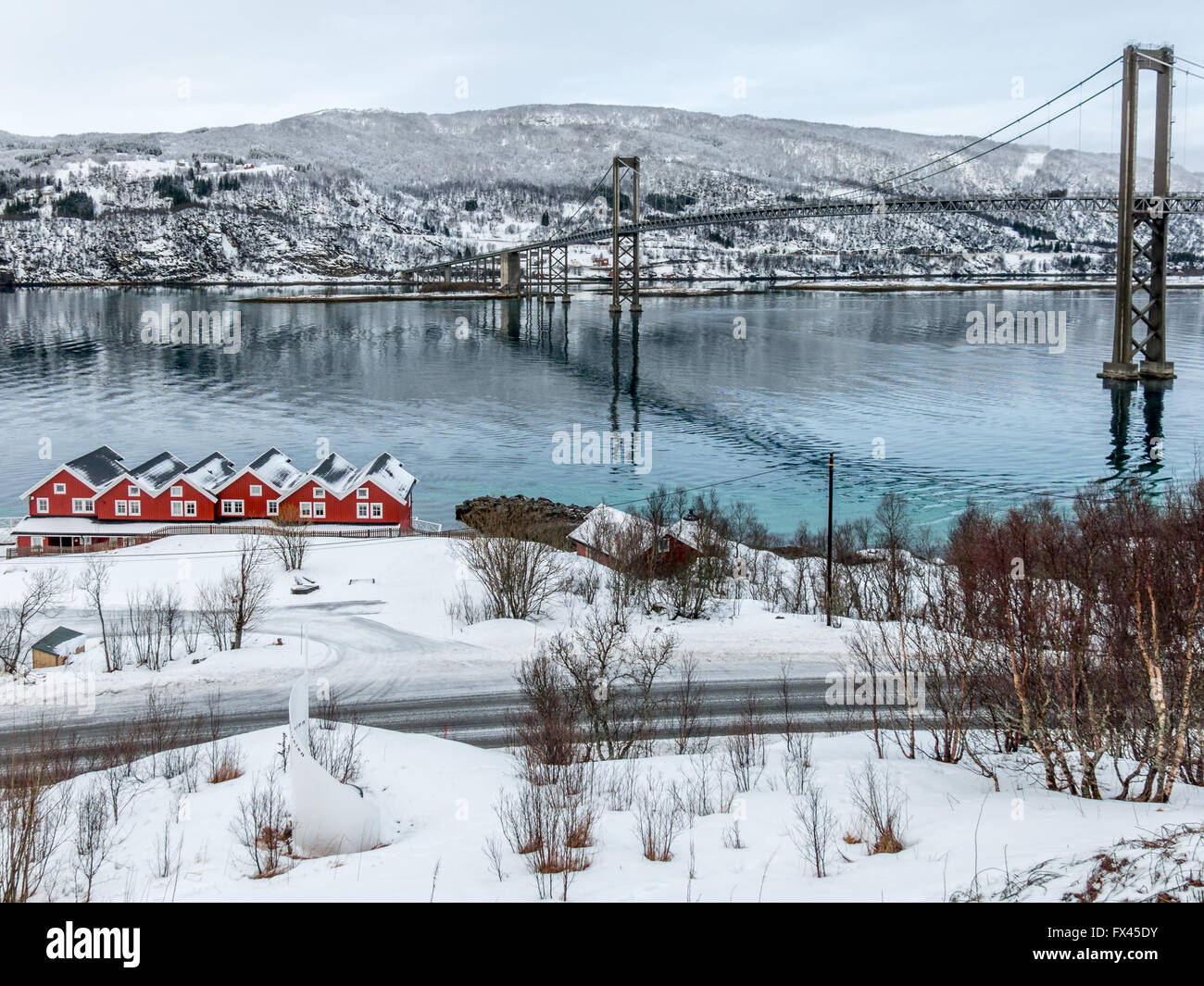 Tjeldsund ponte attraversa il Tjeldsundet stretto tra la terraferma e l'isola di Hinnoya nel Troms, Norvegia Foto Stock