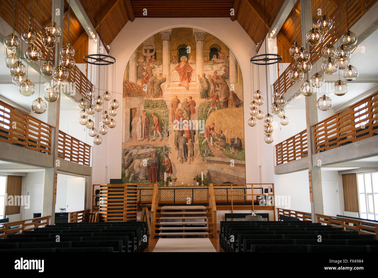 All interno della chiesa di Klaksvik sulle Isole Faerøer con panchine e immagini Foto Stock