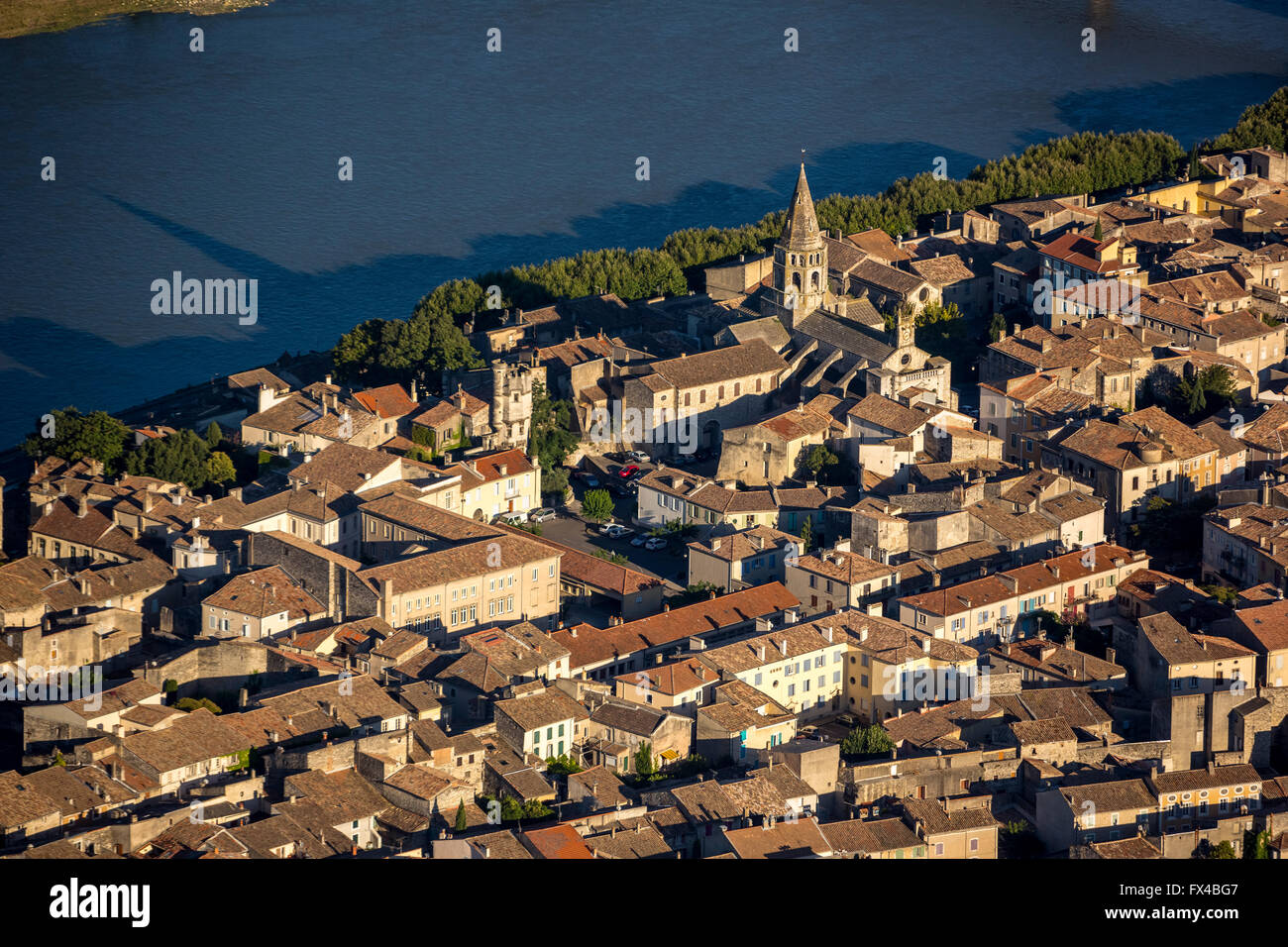 Vista aerea, il Rodano, il centro storico e la chiesa romanica di Saint-Andéol, Bourg-Saint-Andéol, Francia, Rhône-Alpes, in Francia, Foto Stock
