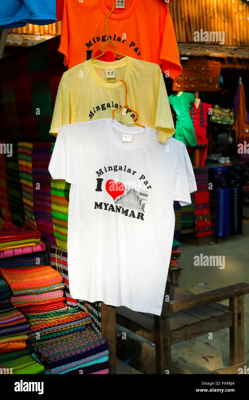 Souvenir T-shirts 'Minglar Par Myanmar" (Io amo la Birmania)' vicino a U Bein's Bridge e il Lago Taungthaman, Amarapura, Mandalay Myanmar Foto Stock