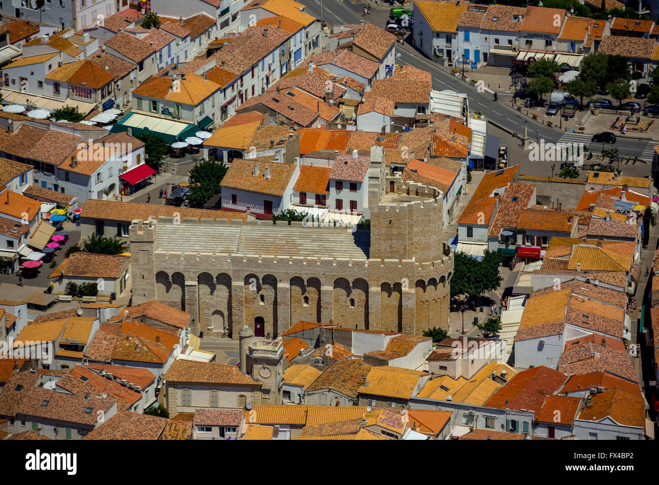 Vista aerea, Notre-Dame-de-la-Mer, centro di Saintes-Maries-de-la-Mer, Camargue, Saintes-Maries-de-la-Mer, Francia Provenza Foto Stock
